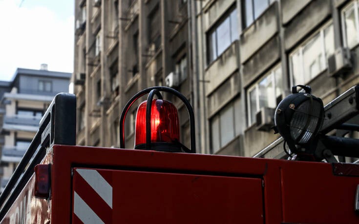 Επιχείρηση της Πυροσβεστικής για άνδρα που έπεσε σε φρεάτιο ασανσέρ στο Περιστέρι