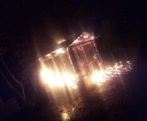 Στις φλόγες το σπιτάκι της Πυροσβεστικής έξω απ’ τη Πύλη (φωτό-βίντεο)