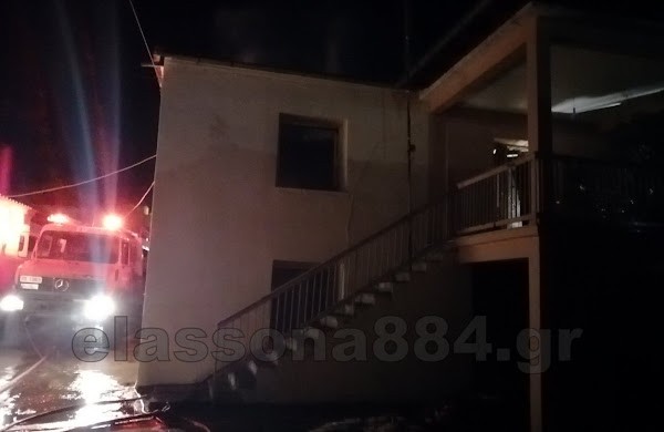 Πυρκαγιά σε διώροφο παλιό σπίτι στο Στεφανόβουνο Ελασσόνας