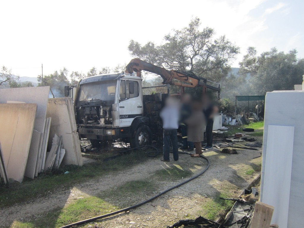 Πυρκαγιά σε σταθμευμένο φορτηγό στην Λευκάδα