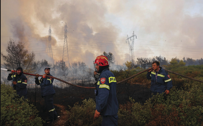 Μαρτυρίες εθελοντών πυροσβεστών: «Ηταν άνιση η μάχη με τις φλόγες στην Αττική»