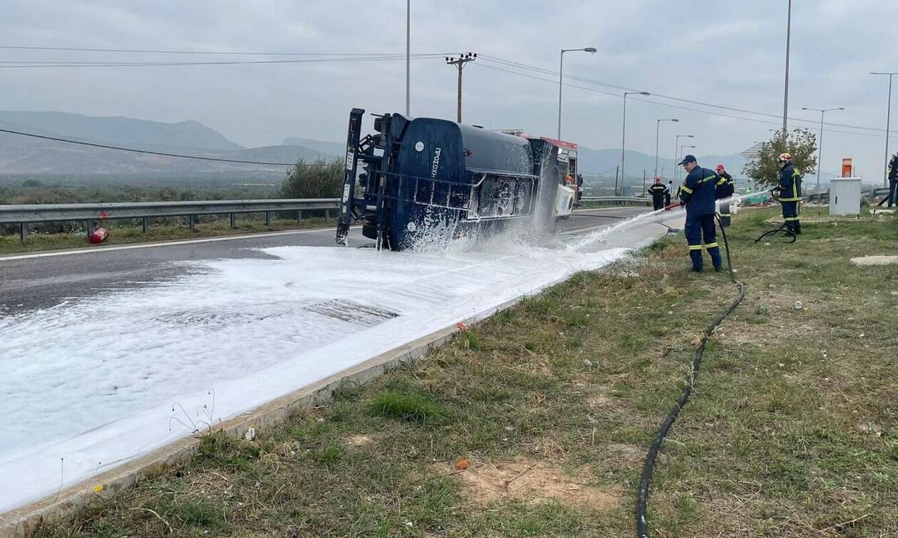 Ανατροπή βυτιοφόρου στην Ε. Ο. Αθηνών - Κορίνθου - Μετέφερε κηροζίνη (Φωτό)