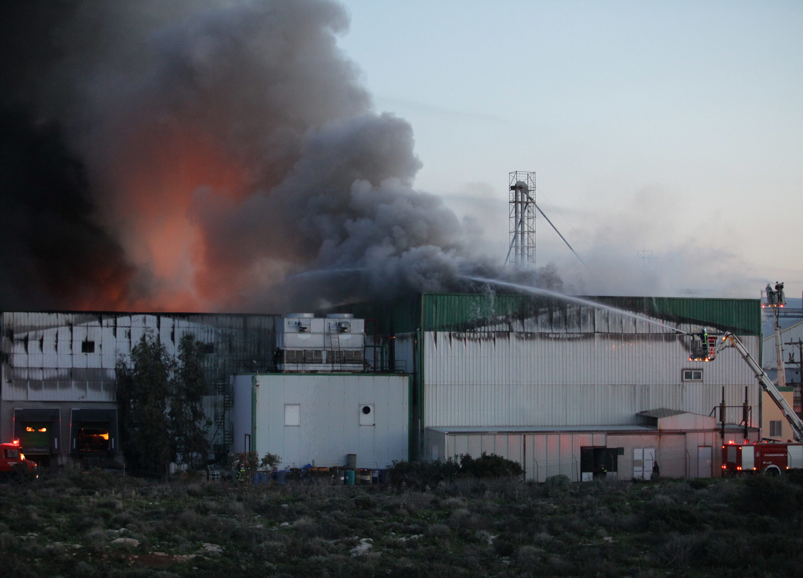 Μεγάλη πυρκαγιά σε εγκαταλελειμμένο εργοστάσιο την Ριτσώνα Μεγάλη πυρκαγιά σε εγκαταλελειμμένο εργοστάσιο την Ριτσώνα