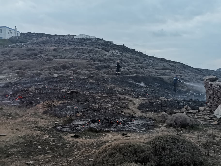 Πυρκαγιά σε χορτολιβαδική έκταση στην Απάνω Μεριά της Σύρου