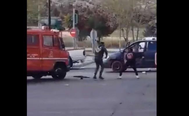 Συνελήφθη ο ένας από τους Ρoμά που επιτέθηκαν σε πυροσβέστες στο Σχιστό