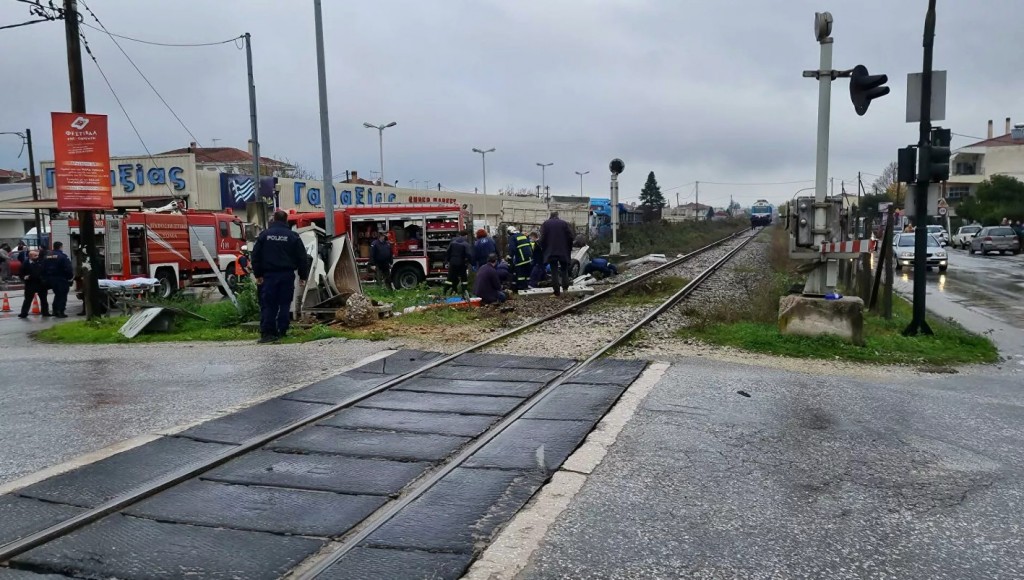 Τρίκαλα: Τρένο παρέσυρε αυτοκίνητο – Η Πυροσβεστική απεγκλώβισε τον οδηγό