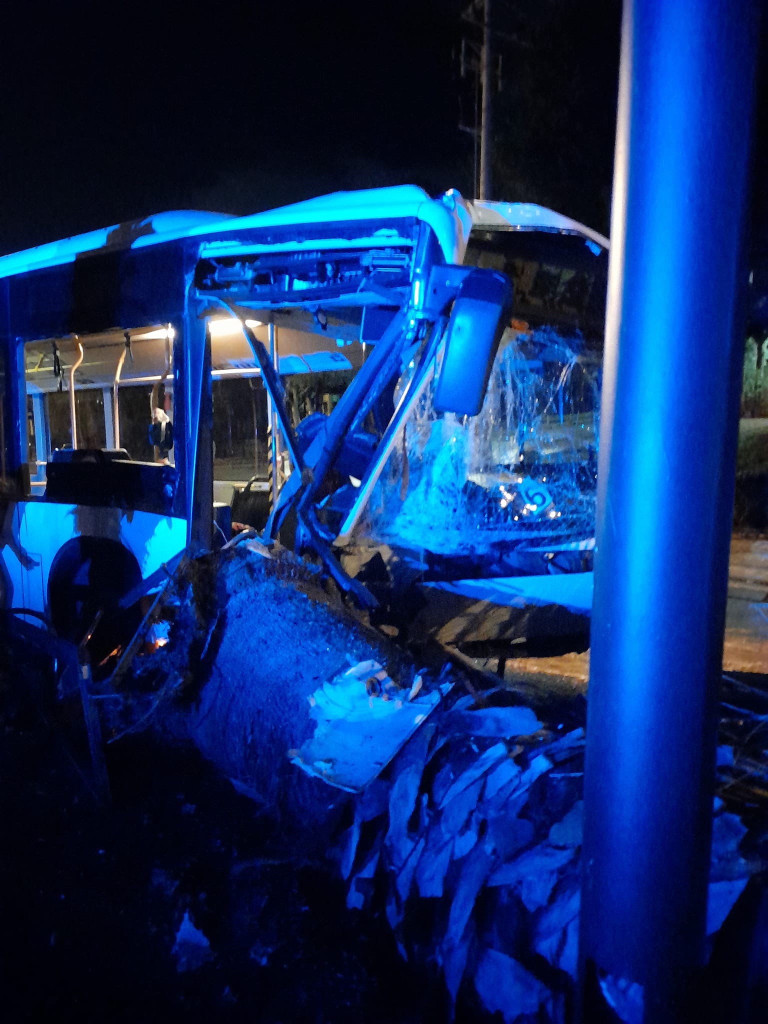 Τροχαίο ατύχημα στην Βουλιαγμένη - Λεωφορείο έπεσε σε νησίδα επι της Ποσειδώνος