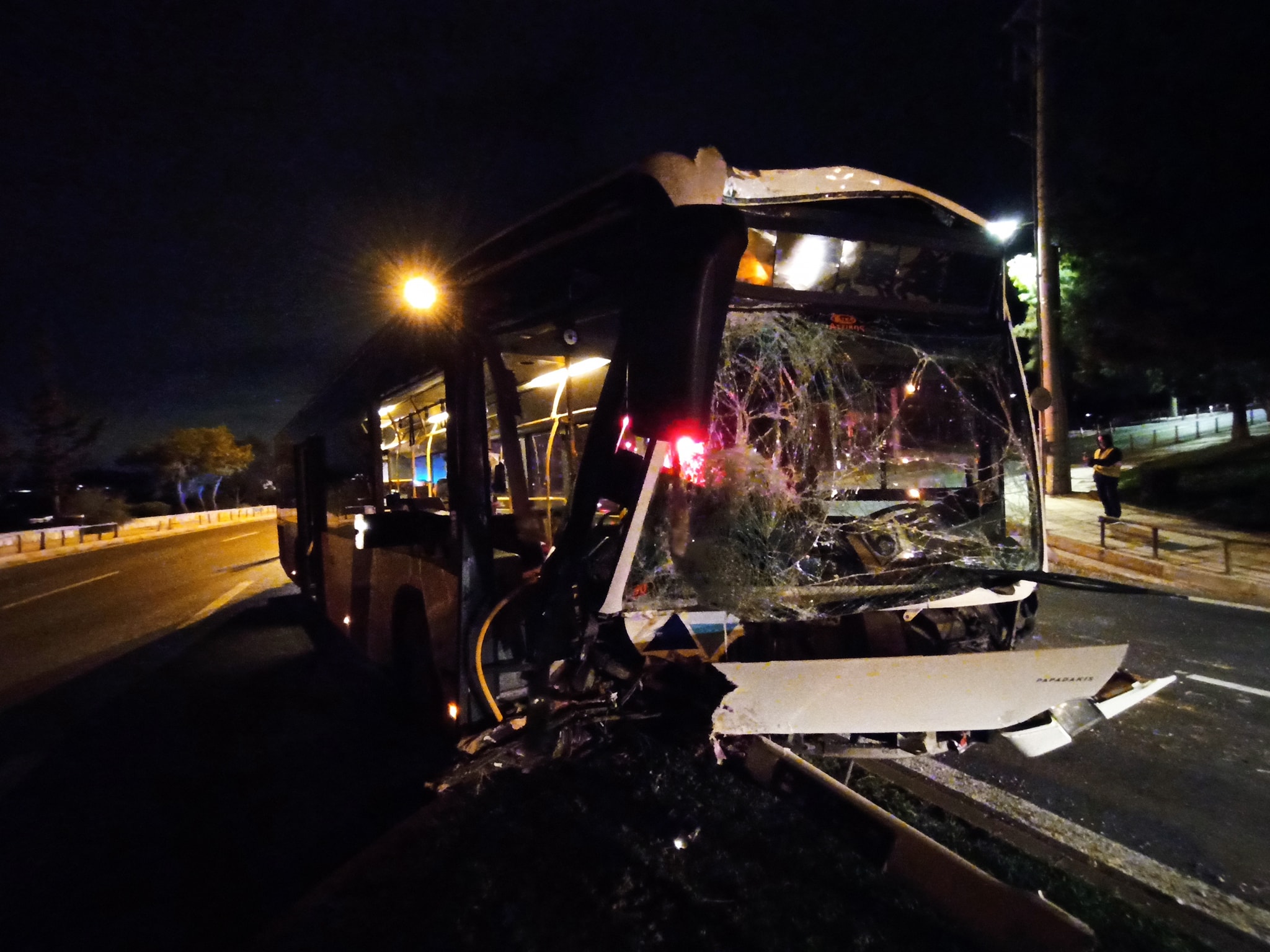 Τροχαίο ατύχημα στην Βουλιαγμένη - Λεωφορείο έπεσε σε νησίδα επι της Ποσειδώνος