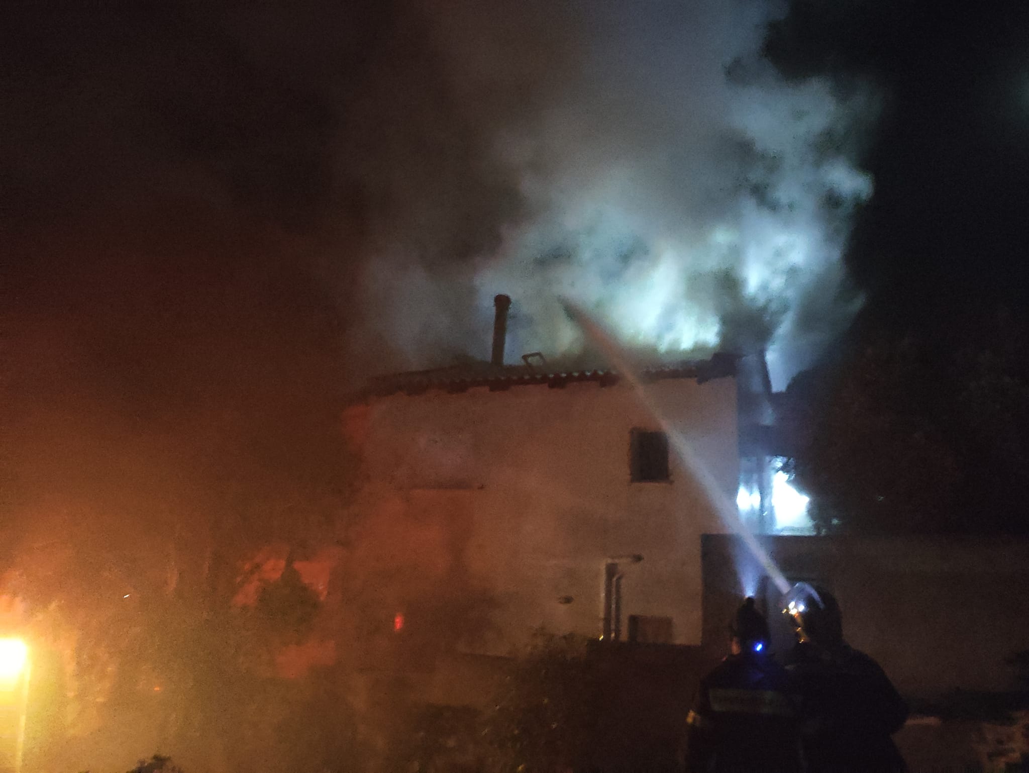 Πυρκαγιά σε οικία στην Παλαιοκαμάριζα Κερατέας (Φωτό)