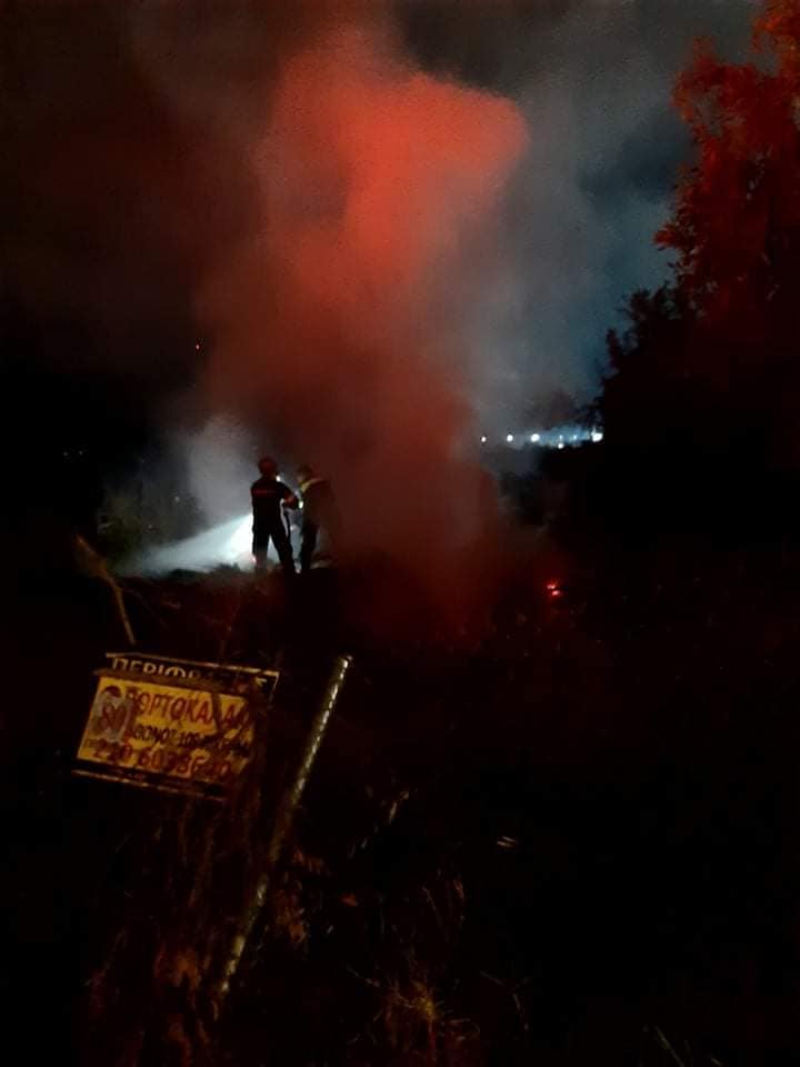 Πυρκαγιά σε οικοπεδικό χώρο στην Βάρη (Φωτό)
