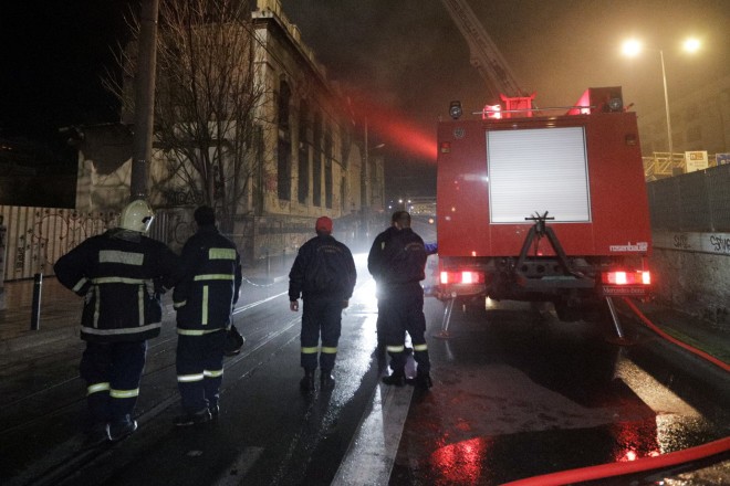 Πυρκαγιά σε εγκαταλελειμμένο κτίριο στην Αθήνα - Τραυματίστηκε Πυροσβέστης