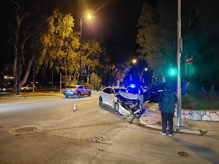 Τροχαίο ατύχημα με τρία οχήματα και δύο τραυματίες στην Βουλιαγμένη Αττικής (Φωτό)