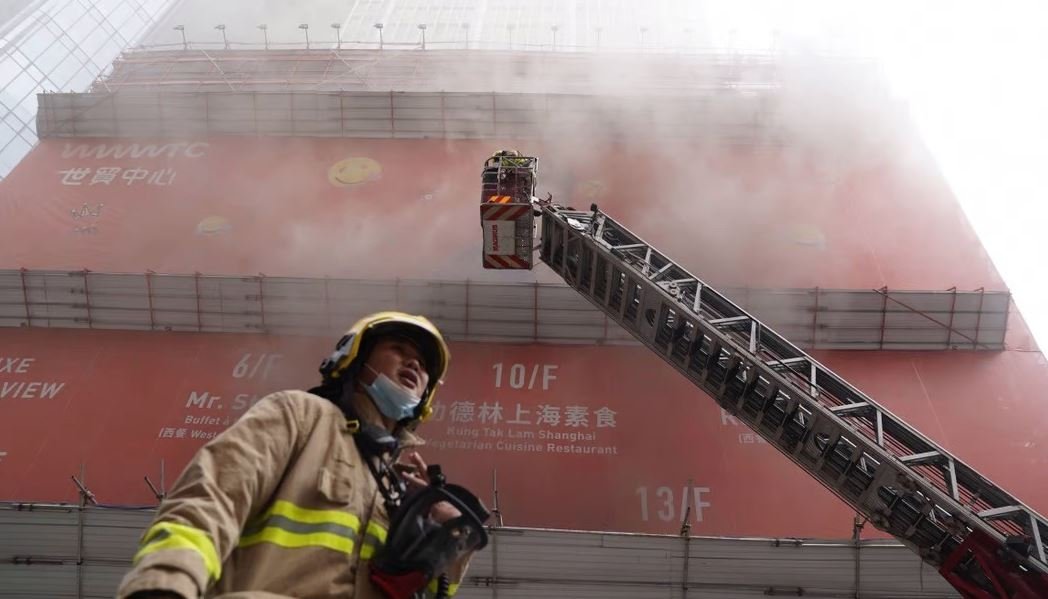 Πυρκαγιά σε ουρανοξύστη στο Χονγκ Κονγκ - 300 άτομα παγιδευμένα στην ταράτσα