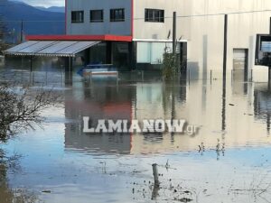 Κακοκαιρία:Διάσωση ιερέα και της οικογένειας τού από την Πυροσβεστική.(φωτό-βίντεο)