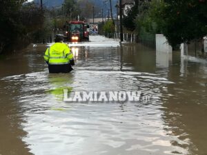 Κακοκαιρία:Διάσωση ιερέα και της οικογένειας τού από την Πυροσβεστική.(φωτό-βίντεο)