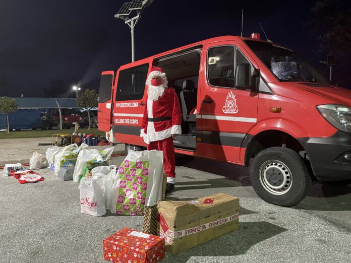 Με Πυροσβεστικό όχημα μοίρασε τα δώρα του ο Αη Βασίλης στην Αλεξανδρούπολη