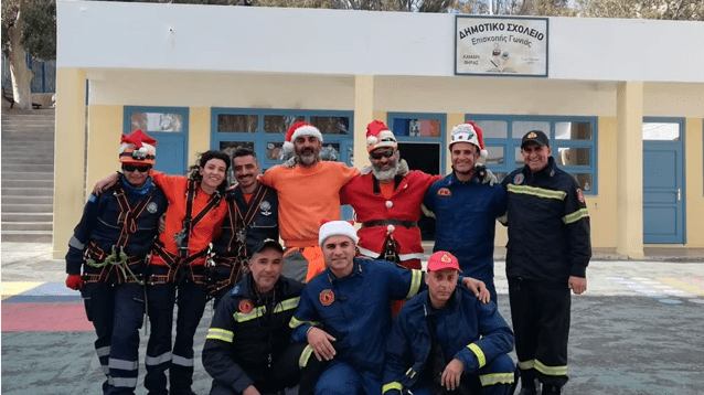 Σαντορίνη: Χαμόγελα χαράς πρόσφεραν σε σχολεία το Ε.Δ.Σ. Θήρας και το Πυροσβεστικό Κλιμάκιο Θήρας