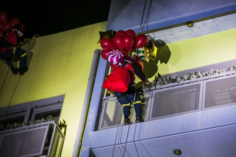 Πυροσβέστες – Άη Βασίληδες χάρισαν χαμόγελα και δώρα στα παιδιά Ογκολογικής «Ελπίδα»