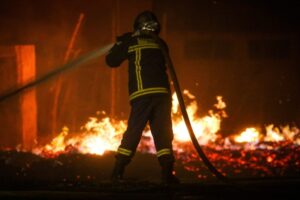 Πυρκαγιά ΤΩΡΑ σε αποθήκη στην Λυκόβρυση Αττικης