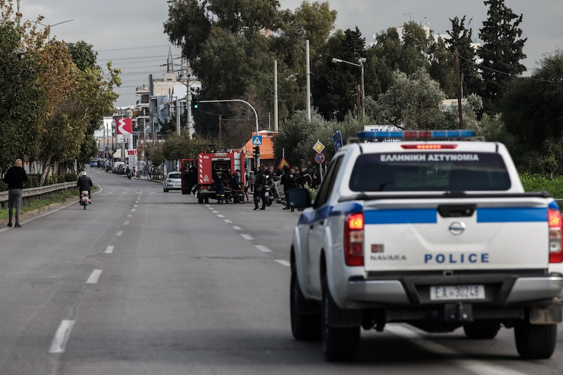 Ένταση σε ΕΠΑΛ στο Αιγάλεω: Εκλεισαν τη Θηβών έβαλαν πυρκαγιές σε κάδους