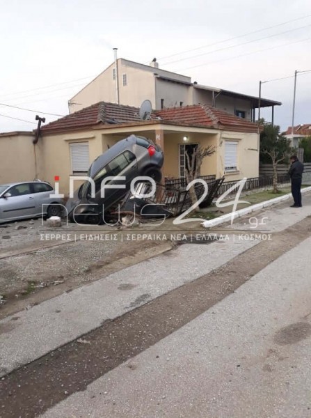 Απίστευτο τροχαίο στις Σέρρες - Αυτοκίνητο «κρεμάστηκε» πάνω σε φράχτη σπιτιού