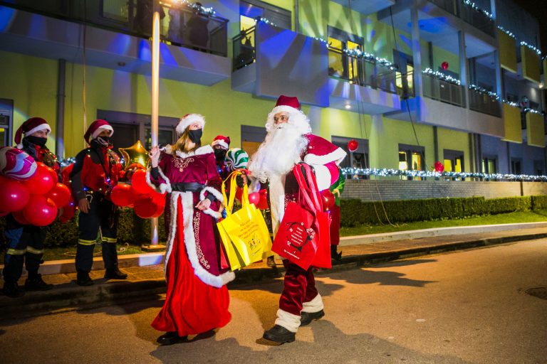 Πυροσβέστες – Άη Βασίληδες χάρισαν χαμόγελα και δώρα στα παιδιά Ογκολογικής «Ελπίδα»