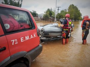 Θεσσαλονίκη: Αυτοκίνητο με τρία νεαρά άτομα παρασύρθηκε από ρέμα – Σωτήρια επέμβαση της Πυροσβεστικής