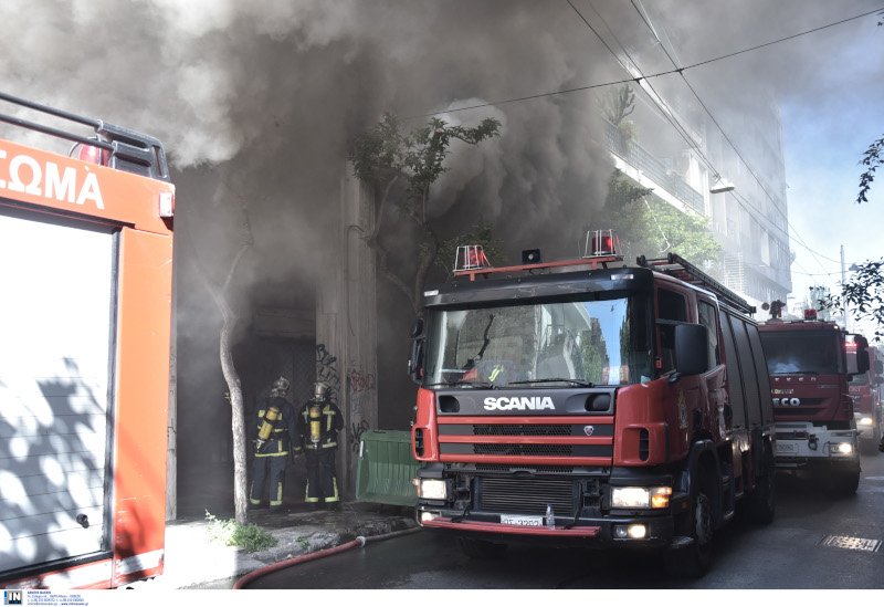 Πυρκαγιά ΤΩΡΑ σε υπόγειο κτίριο στην Αθήνα