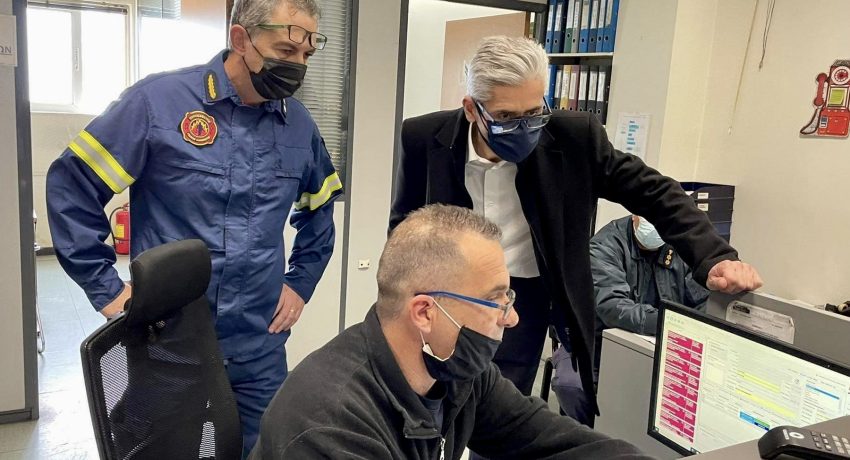 Αχαΐα: Ο Άγγελος Τσιγκρής στο Κέντρο Επιχειρήσεων της Πυροσβεστικής για τις πλημμύρες (Φωτό)