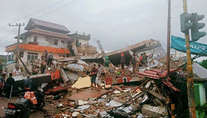 Σεισμός 7,3 Ρίχτερ στην Ινδονησία, προειδοποιήσεις για τσουνάμι