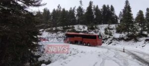 Καιρός – Καλάβρυτα: Λεωφορείο με 30 επιβάτες φράκαρε στα χιόνια
