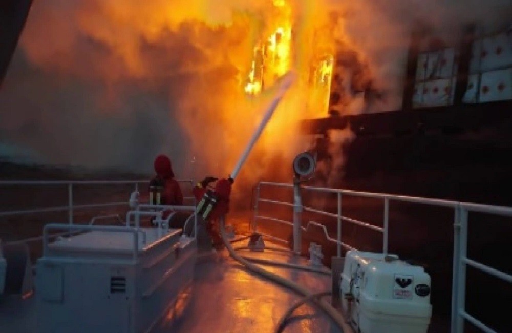 Μεγάλη πυρκαγιά καίει για πέμπτη μέρα σε φορτηγό πλοίο στη Στοκχόλμη