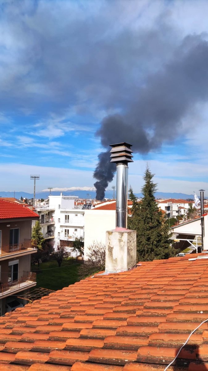 Συναγερμός στην Πυροσβεστική για πυρκαγιά σε εγκαταλελειμμένο βαγόνι του ΟΣΕ στη Λάρισα