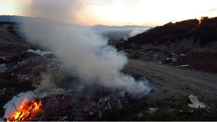 Καταγγελία για συνεχείς φωτιές σε χωματερή στην Αγιά Λάρισας (Φωτό)