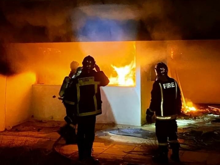 Φωτιά σε κτίριο εκπαίδευσης στο Ελληνικό Αττικής (Φωτό)