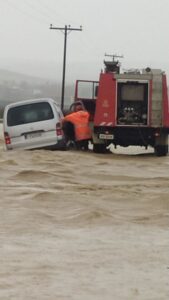 Φάρσαλα: Πυροσβέστες απεγκλώβισαν οδηγό στο δρόμο Ευύδριο – Κρήνη.(φωτό)