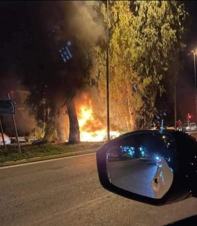 Τροχαίο ατύχημα και φωτιά στο όχημα στην Βούλα Αττικής