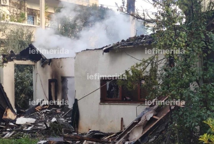 Πυρκαγιά σε εγκαταλελειμμένο σπίτι στην Αγία Παρασκευή - Καταστράφηκε ολοσχερώς (Φωτό)