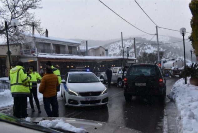 Πάρνηθα: Έβαλε φωτιά για να ζεσταθεί στο χιονισμένο δάσος!