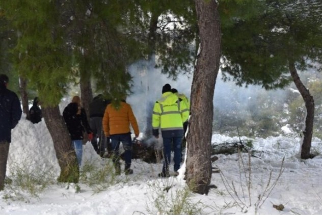 Πάρνηθα: Έβαλε φωτιά για να ζεσταθεί στο χιονισμένο δάσος!