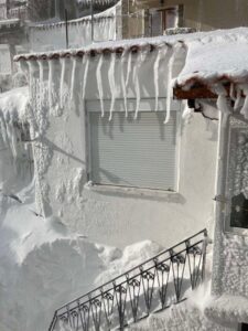 Σαμοθράκη-Πυροσβέστες σκάβουν με τα φτυάρια για να ανοίξουν μονοπάτια