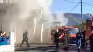 Πυρκαγιά ΤΩΡΑ σε κτίριο κατοικίας στο Γκύζη