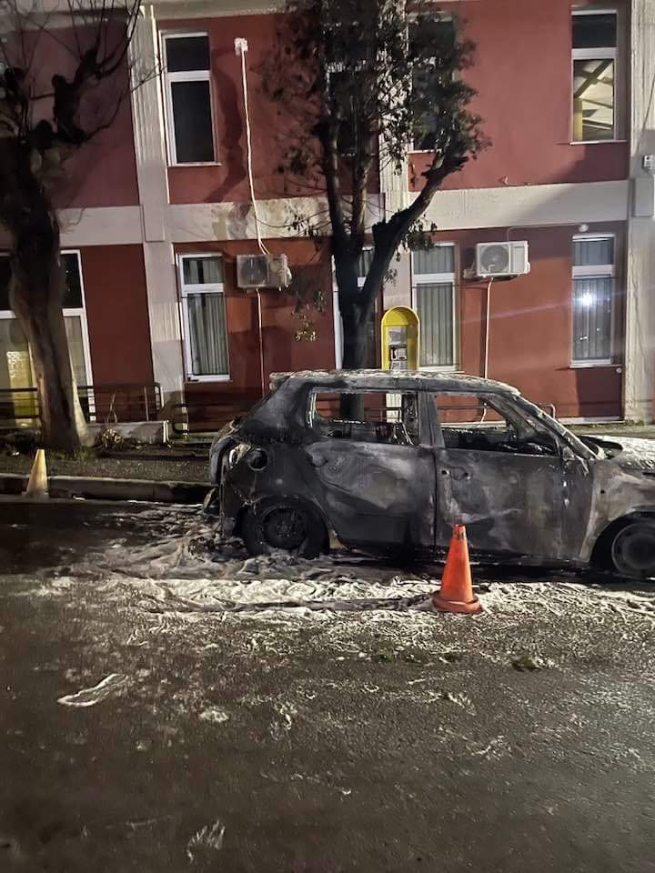 Επίθεση με έξι μολότοφ τα ξημερώματα στο δημαρχείο Θερμαϊκού – Κάηκε δημοτικό όχημα (φωτο)