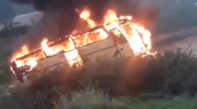 Συναγερμός στην Πυροσβεστική για πυρκαγιά σε σχολικό λεωφορείο στα Σπάτα (Φωτό)