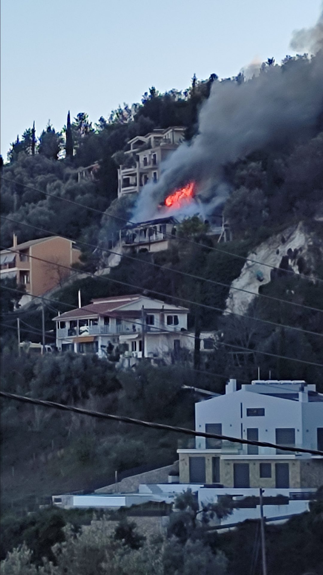 Φωτιά σε μονοκατοικία στην Απόλπαινα Λευκάδας - Σορός ηλικιωμένης εντοπίστηκε κατά τη διάρκεια κατάσβεσης (Φωτό)