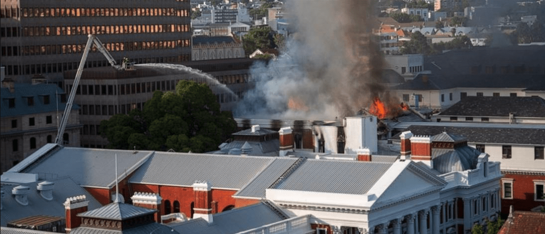 Πυρκαγιά σε κτήριο του Κοινοβουλίου της Νοτίου Αφρικής