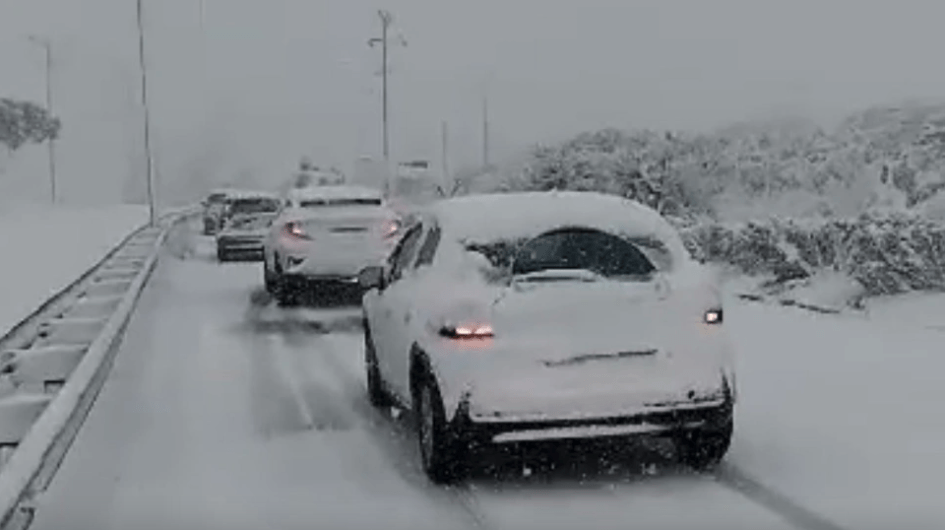 Δεκάδες ακινητοποιημένα οχήματα λόγω χιονόπτωσης στη Λεωφόρο Μαραθώνος