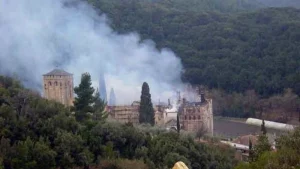 Φωτιά σε κελί Μονής στο Άγιο Όρος.(φωτό)