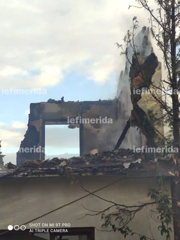 Πυρκαγιά σε εγκαταλελειμμένο σπίτι στην Αγία Παρασκευή - Καταστράφηκε ολοσχερώς (Φωτό)