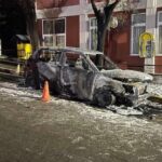 Επίθεση με έξι μολότοφ τα ξημερώματα στο δημαρχείο Θερμαϊκού – Κάηκε δημοτικό όχημα (φωτο)